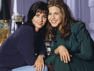 A sus 50 años popular actriz de Friends arrasó con enorme escote en estreno de film