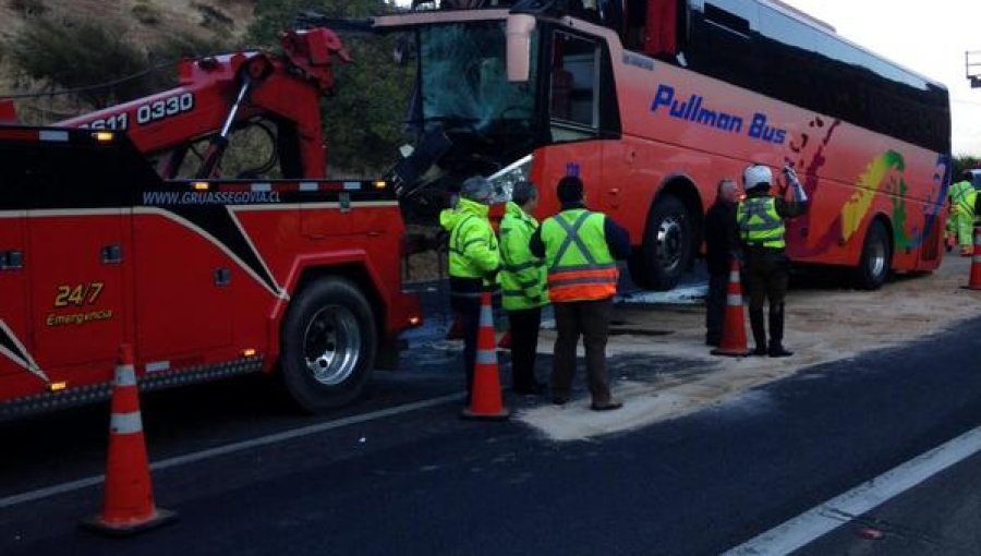 10 personas lesionadas deja colisión entre un bus y un camión en Ruta 68