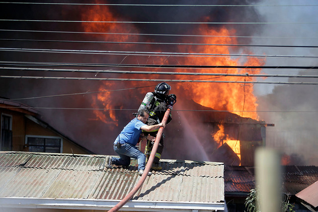 Dos ancianos damnificados por incendio que destruyó una vivienda en Talcahuano