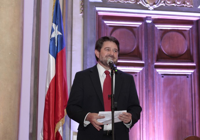 Claudio Orrego pidió disculpas por publicar desubicada foto del volcán Calbuco