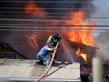 Dos ancianos damnificados por incendio que destruyó una vivienda en Talcahuano