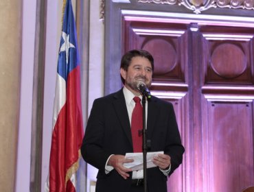 Claudio Orrego pidió disculpas por publicar desubicada foto del volcán Calbuco