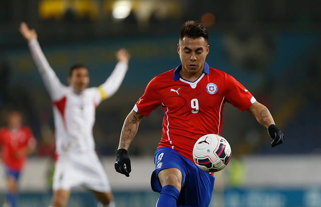 Eduardo Vargas viajó a Chile para recuperarse de su lesión de cara a la Copa