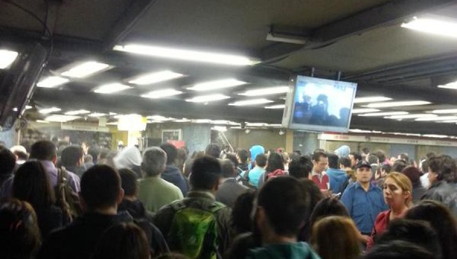 Metro Santa Ana cerrado temporalmente por persona que se lanzó a las vías