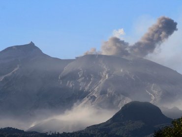 Se intensifica la fumarola del volcán Calbuco