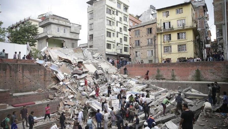 Terremoto de 7.9 grados Richter remeció a Nepal: Cifra de muertos se eleva a más de 1.500