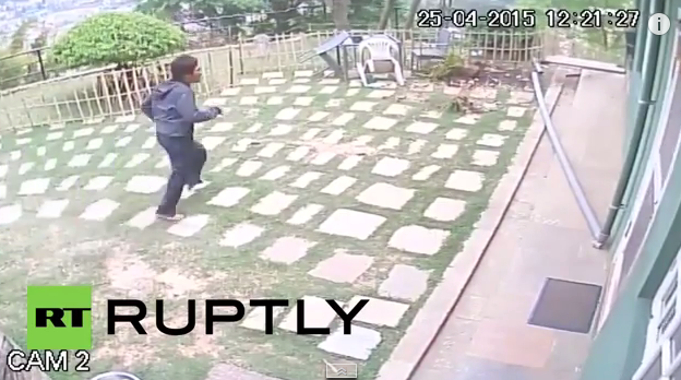 Video: Cámaras de seguridad graban momento exacto del terremoto 7.9 en Nepal