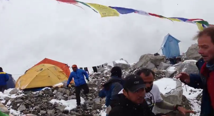 Video: Alpinistas graban impresionante avalancha en el Everest tras terremoto en Nepal