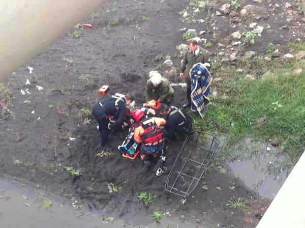 Con helicóptero rescatan a joven que cayó al cauce del río Bio Bio