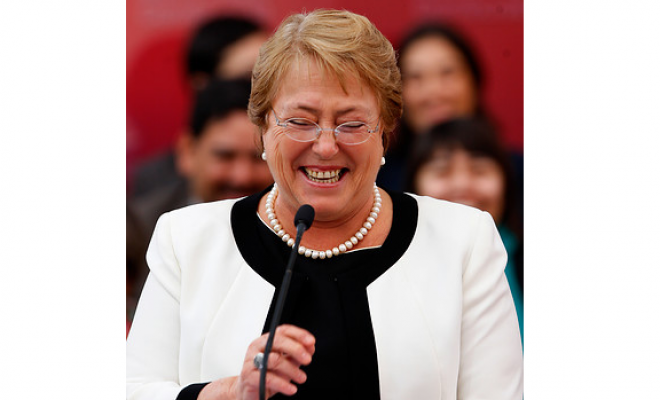 El particular regalo que desató las risas de la Presidenta Bachelet