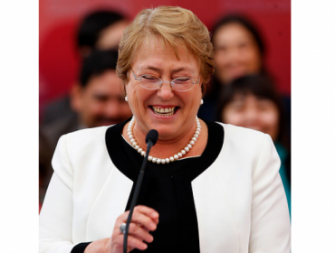 El particular regalo que desató las risas de la Presidenta Bachelet