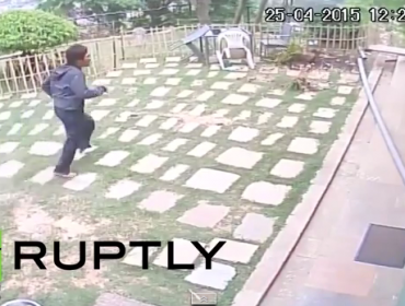 Video: Cámaras de seguridad graban momento exacto del terremoto 7.9 en Nepal