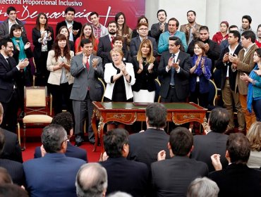 Presidenta Bachelet promulga fin al binominal: "Estamos devolviendo el poder a los ciudadanos"