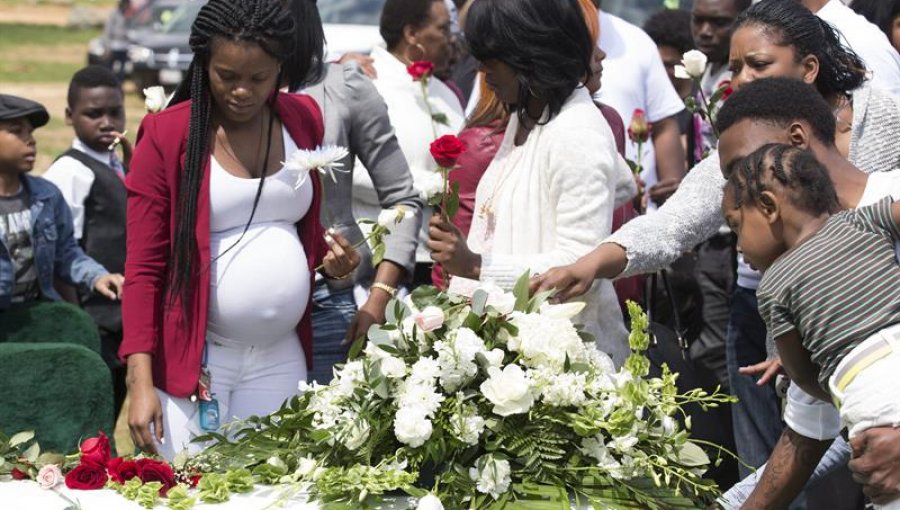 Miles de personas despiden en EEUU a joven negro muerto tras ser detenido