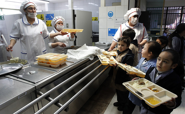 Denuncian acoso laboral y desperdicio de comida de la Junaeb en colegio de Arica