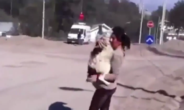 Video: Emotivo reencuentro de una mujer y su perro tras erupción del volcán Calbuco