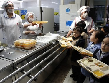 Denuncian acoso laboral y desperdicio de comida de la Junaeb en colegio de Arica