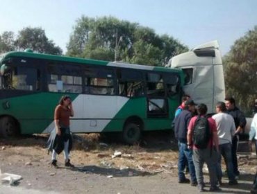 2 muertos y 14 heridos dejó choque en el Camino Lonquén