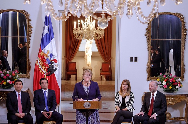 Bachelet firma urgencia para proyectos sobre anticorrupción: "No hay más tiempo que perder"