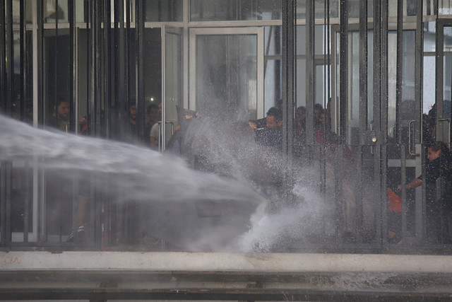 Estudiantes se enfrentan a carabineros tras macha a las afuera de la Escuela de Derecho de la Universidad Central