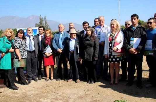 Ministerio de Agricultura entrega bonos para obras de riego a Hijuelas