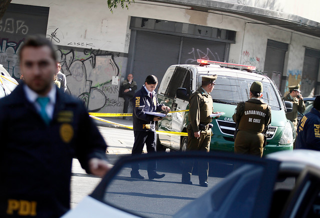 Encapuchados atacaron oficina del SII en Santiago