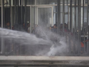 Estudiantes se enfrentan a carabineros tras macha a las afuera de la Escuela de Derecho de la Universidad Central