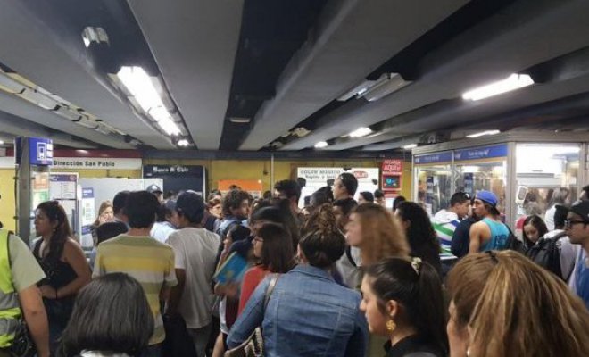 Falla en Metro de Santiago provocó retraso en el servicio