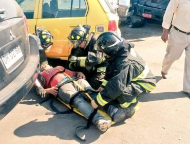 6 personas lesionadas tras volcamiento de Camión en costanera de Iquique