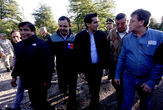 Ministro Peñailillo recorre Cochamó tras el tercer pulso eruptivo del Calbuco