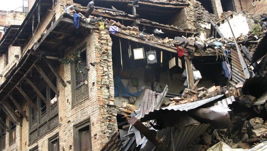 El último recuento de muertos por el terremoto en Nepal supera los 6.200