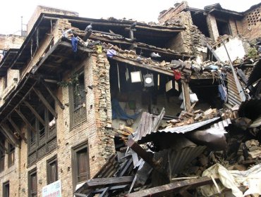 El último recuento de muertos por el terremoto en Nepal supera los 6.200