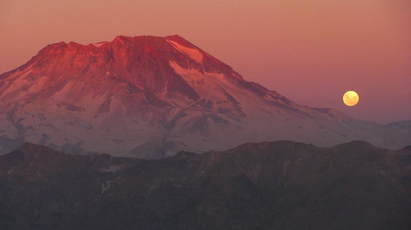 Sernageomin monitorea volcán Descabezado Grande tras sismo de esta madrugada