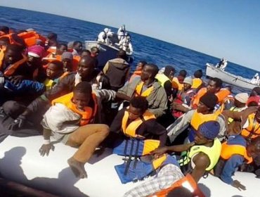 Rescatan a 220 inmigrantes que viajaban hacia Italia en dos embarcaciones