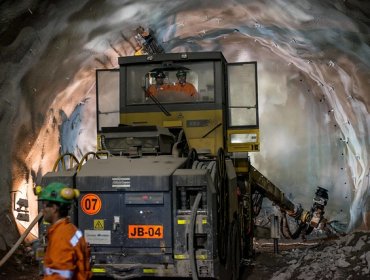 Diputados radicales ingresan moción que regule las concesiones mineras