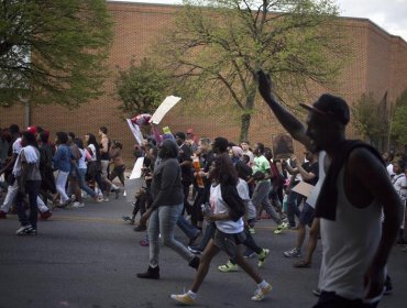 Miles de manifestantes marchan en Baltimore tras imputación policías