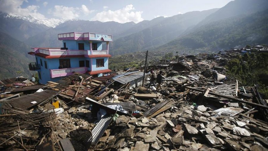 Terremoto en Nepal: Muertos superan las 6.800 personas y heridos los 14 mil