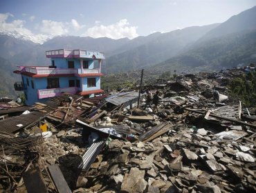 Terremoto en Nepal: Muertos superan las 6.800 personas y heridos los 14 mil