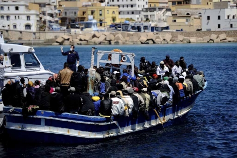 Guardacostas libios interceptan tres embarcaciones con 500 inmigrantes