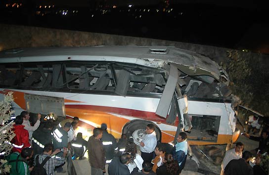 Al menos 18 muertos al precipitarse un autobús por un barranco en Afganistán