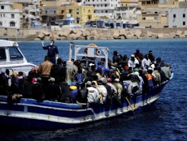 Guardacostas libios interceptan tres embarcaciones con 500 inmigrantes