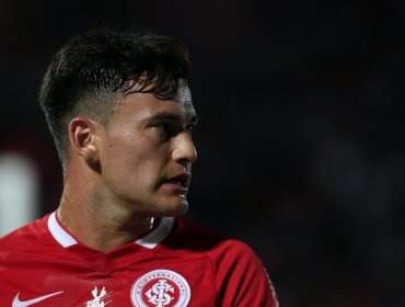 Charles Aránguiz celebró con Internacional tras coronarse campeón en el torneo Gaúcho