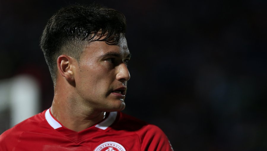 Charles Aránguiz celebró con Internacional tras coronarse campeón en el torneo Gaúcho