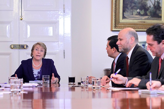 Cadem: Presidenta Bachelet registró su aprobación más baja en abril llegando al 29%