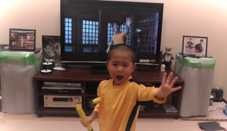 Video: Niño de 5 se vuelve viral por realizar perfecta imitación de Bruce Lee