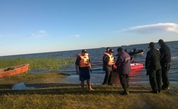 Armada uruguaya busca a dos personas tras naufragio que dejó dos muertos