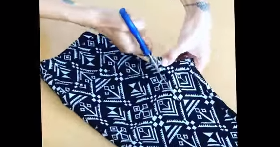Video: Aprende a como transformar los pantalones que ya no usas en solo 15 segundos