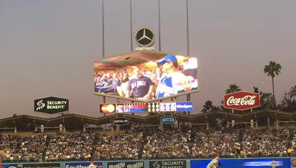 Video: El beso que sorprendió y enterneció a un estadio entero