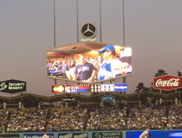 Video: El beso que sorprendió y enterneció a un estadio entero