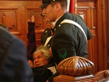 Durante protesta mujer golpea en los genitales a periodista Pablo Honorato